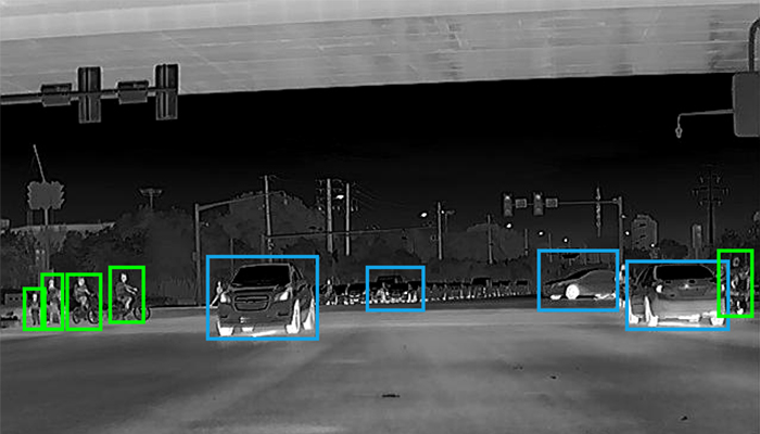 Automotive_thermal_camera_can_see_through_darkness_and_glare_provide_alarm_in_advance.jpg