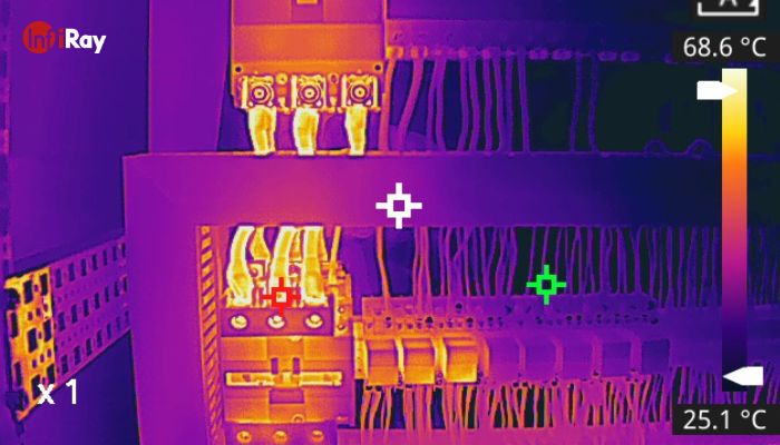 06_Monitor_devices,_cables,_and_electrical_switch_contacts_with_thermal_cameras.jpg