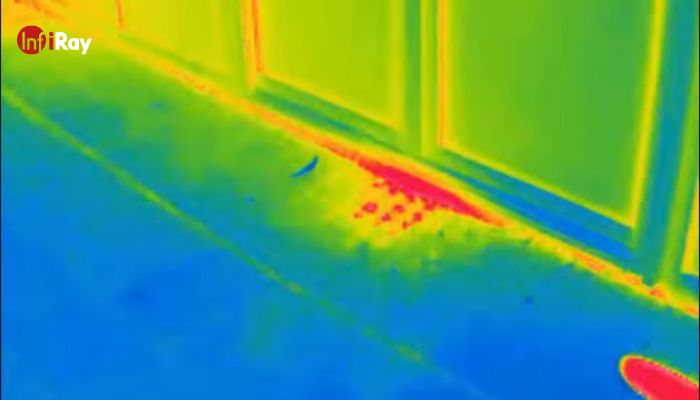 07The_heat_in_the_room_sneaks_through_the_door_and_is_detected_by_the_thermal_imager.jpg