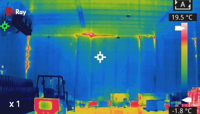 10_The_insulation_distribution_in_the_room_is_clearly_visible_in_thermal_vision.jpg